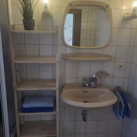 Apartamento Kleines Feines Kuehlungsborn, Mit Terrasse, Parkplatz & Wlan, 300m Vom Entfernt Ostseebad Kühlungsborn